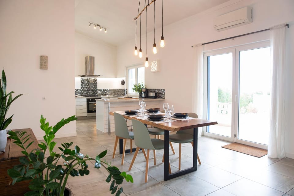 Dining area, heating, air conditioner