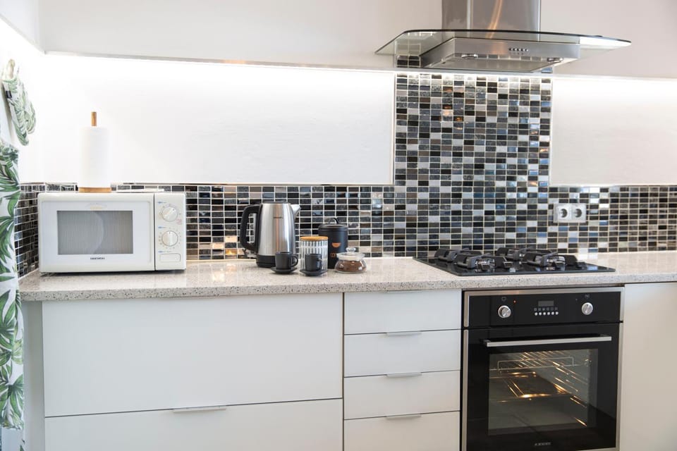 Coffee/tea facilities, microwave, oven, stove