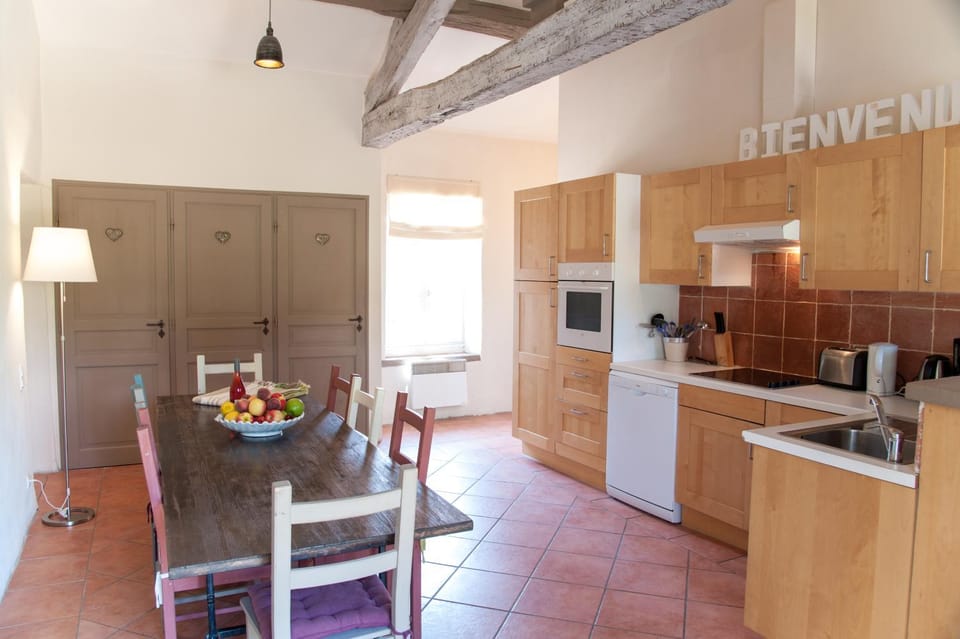 Kitchen or kitchenette, Dining area