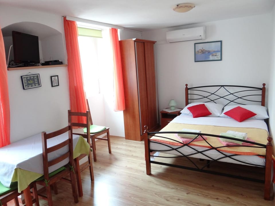 Bed, Dining area