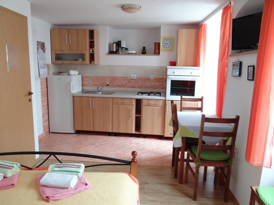 Kitchen or kitchenette, Dining area