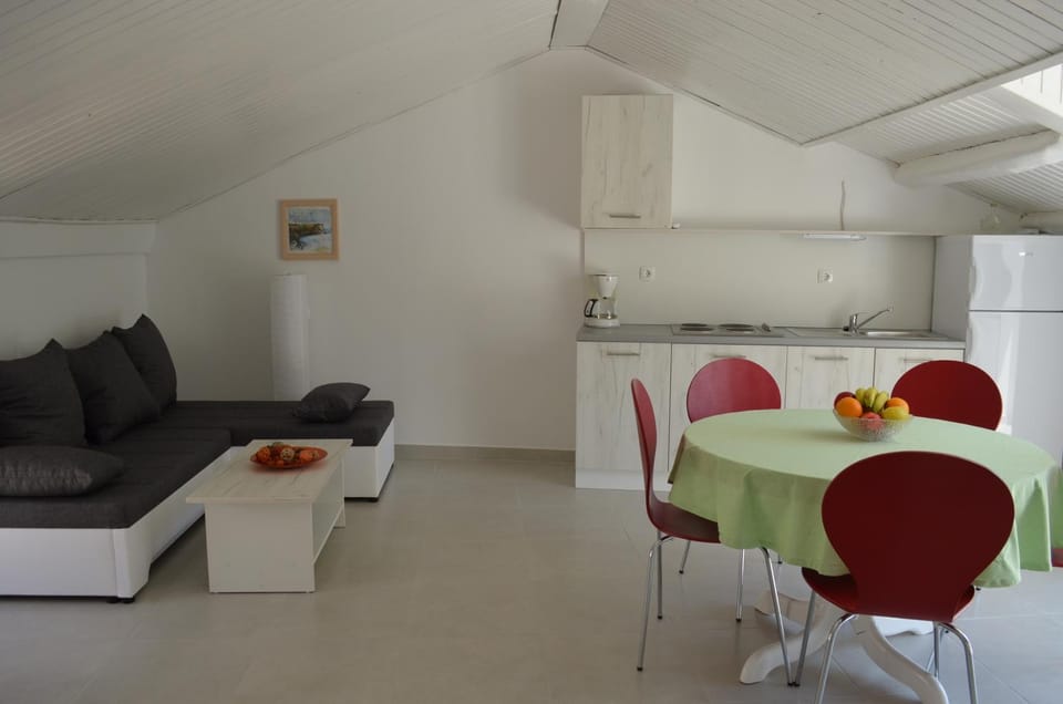 Kitchen or kitchenette, Living room, Seating area, Dining area