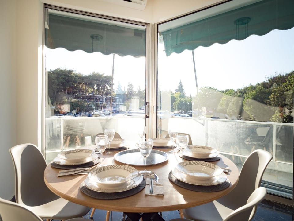 Decorative detail, Dining area, Landmark view