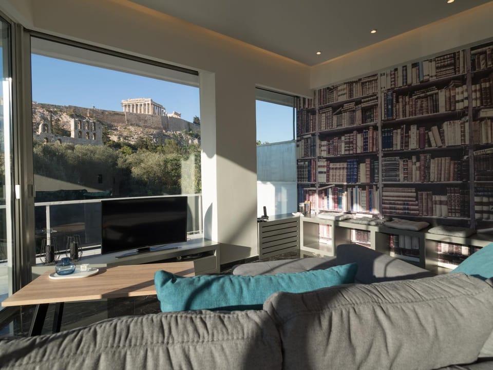 Balcony/Terrace, Living room, Decorative detail, Landmark view
