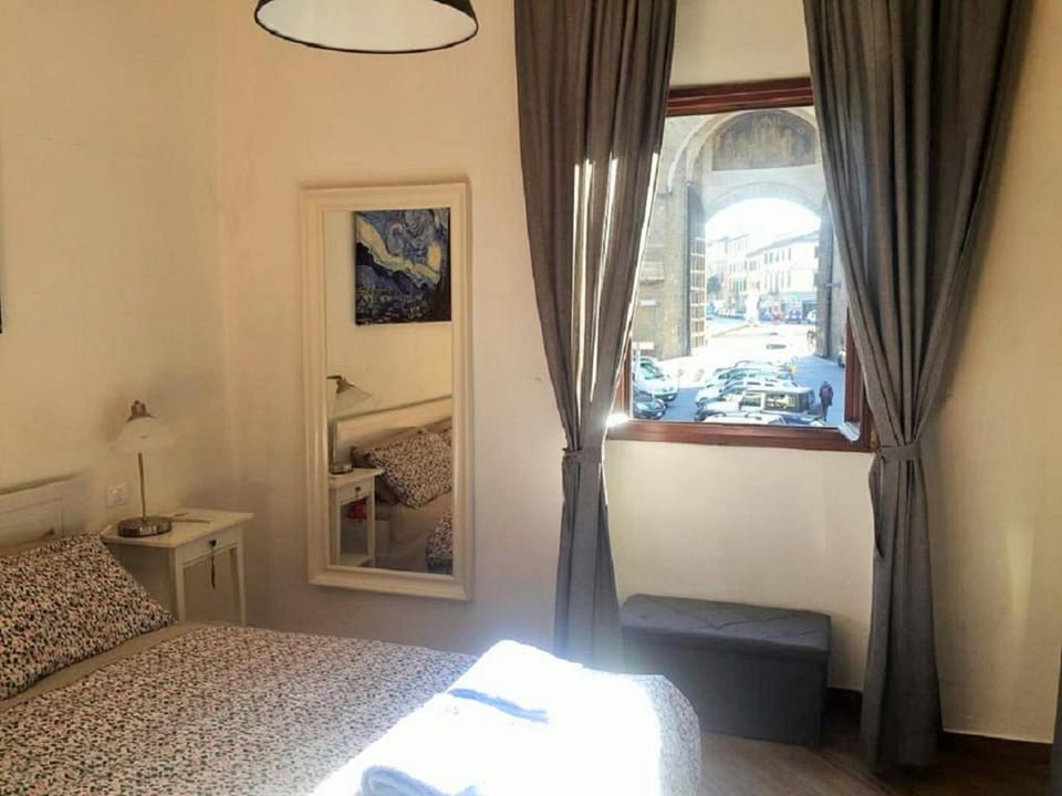 Bedroom, City view, Street view