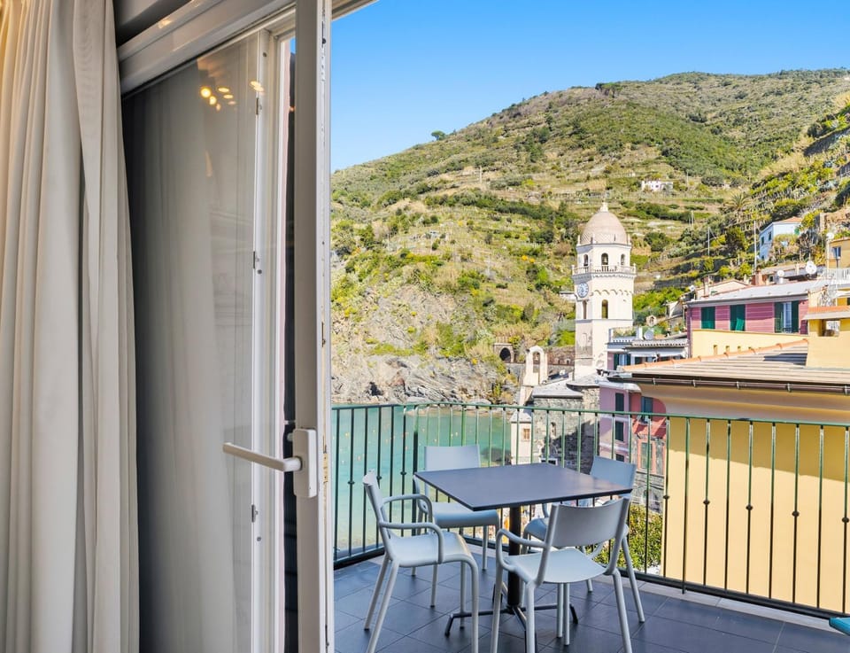 View (from property/room), Landmark view, Mountain view, Sea view