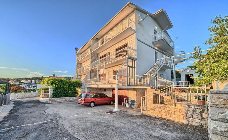 Property building, Facade/entrance, Parking