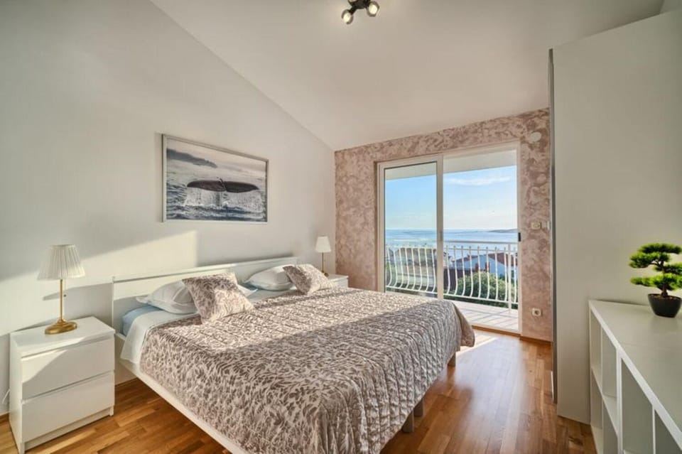 Bed, View (from property/room), Balcony/Terrace, Photo of the whole room, Bedroom, Sea view