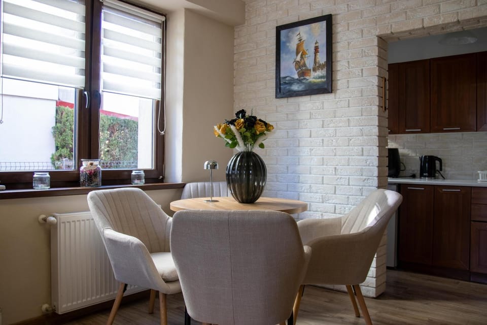 Kitchen or kitchenette, Living room, Seating area