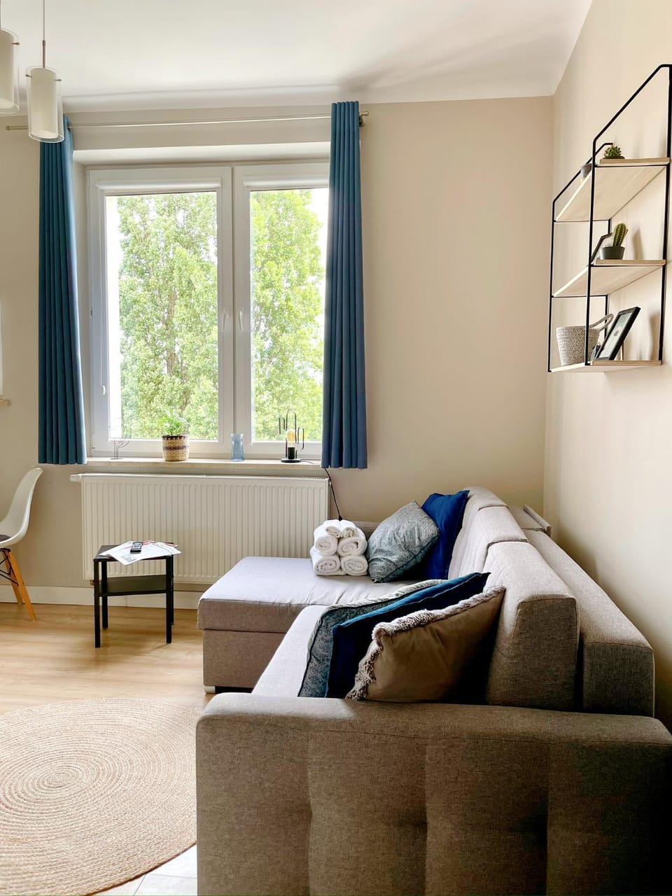 Bed, Living room, Photo of the whole room, Seating area, Bedroom