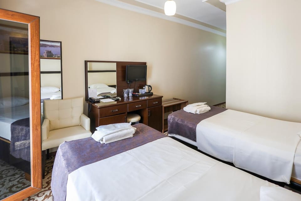 Bed, TV and multimedia, Photo of the whole room, Bedroom, towels