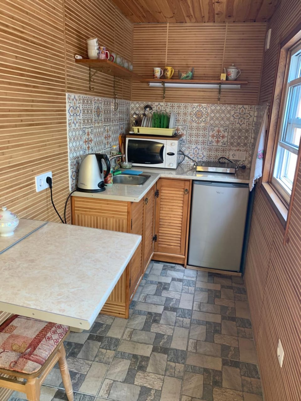 Coffee/tea facilities, Kitchen or kitchenette, Dining area, stove