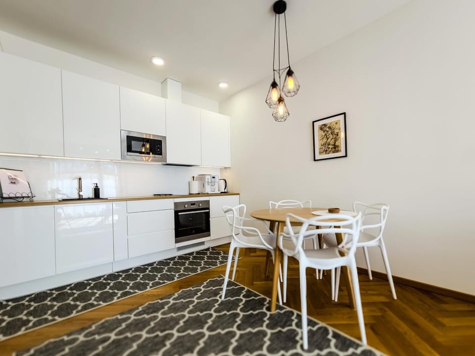 Kitchen or kitchenette, Dining area
