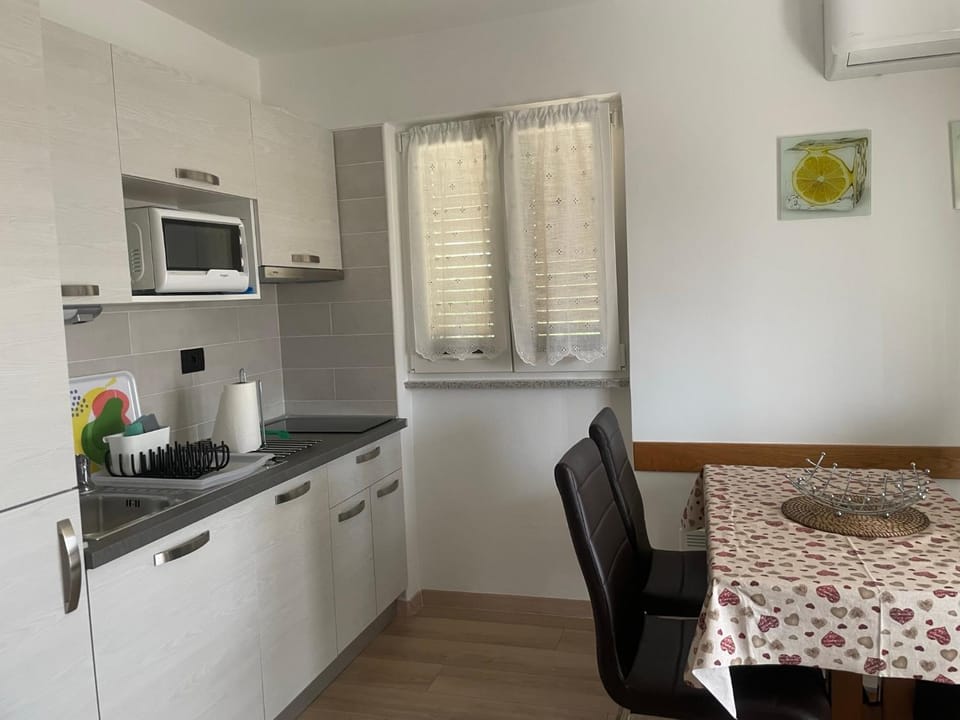 Coffee/tea facilities, Kitchen or kitchenette, stove, toaster, air conditioner