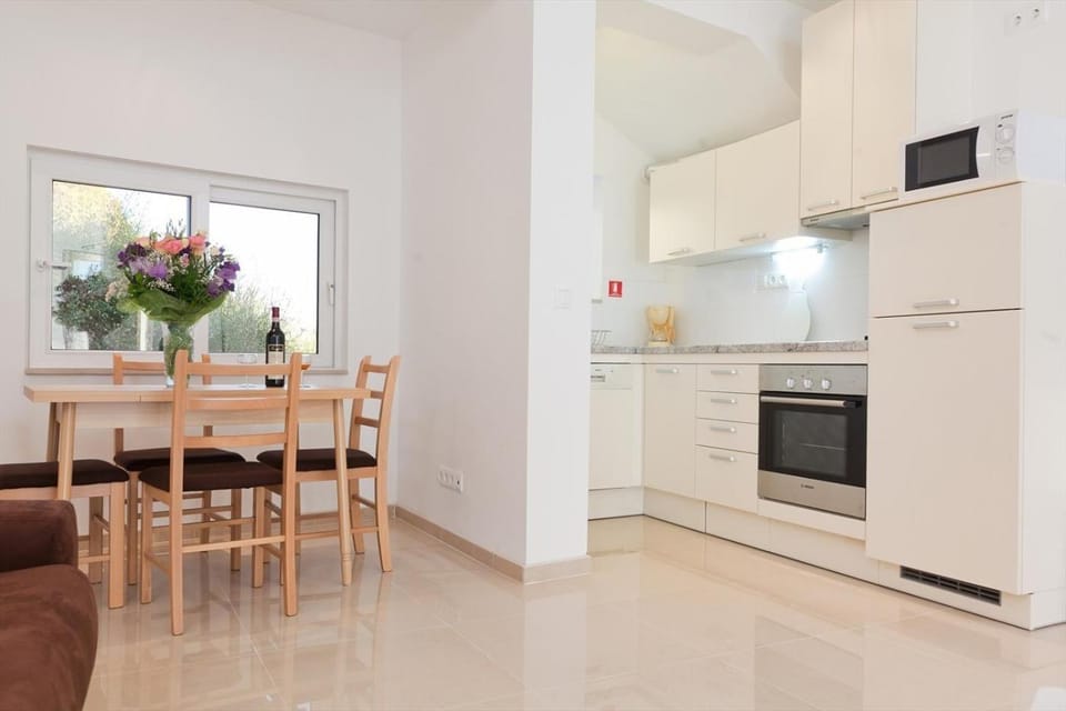 Kitchen or kitchenette, Seating area, Dining area, dishwasher, oven, stove