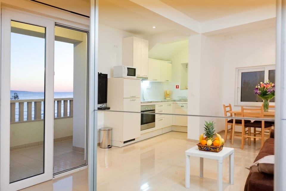 Kitchen or kitchenette, Dining area, dishwasher, oven, stove