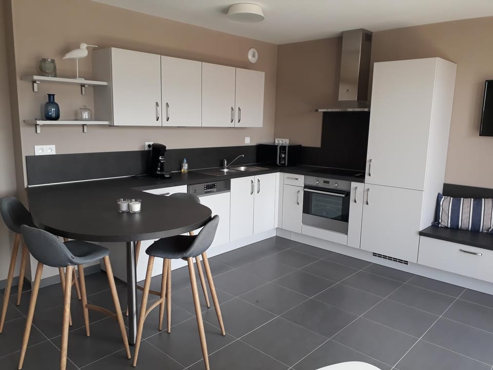 Coffee/tea facilities, Kitchen or kitchenette, Dining area