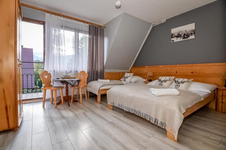 Bed, Photo of the whole room, Seating area, Bedroom