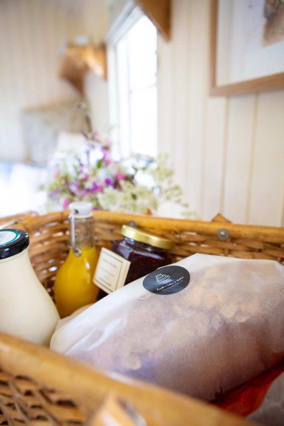 Romantic secluded Shepherd Hut Hares Rest Chalet in Trowbridge