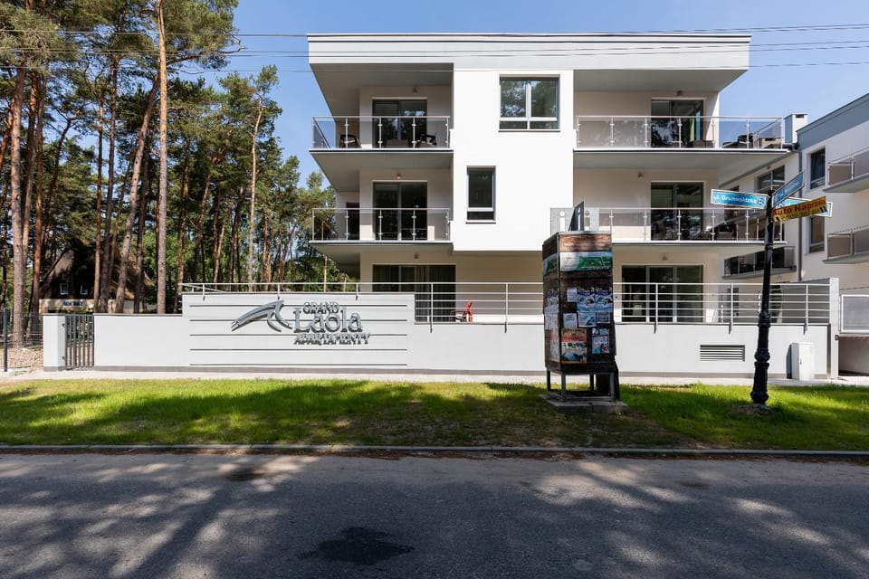 Property building, Neighbourhood, Location