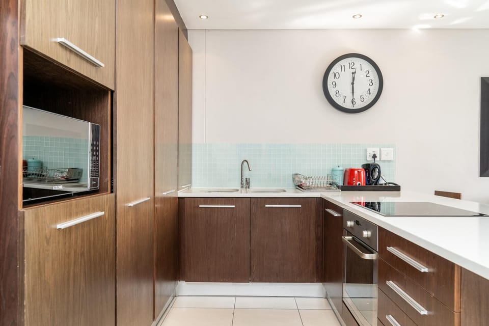 Coffee/tea facilities, Kitchen or kitchenette, oven, stove