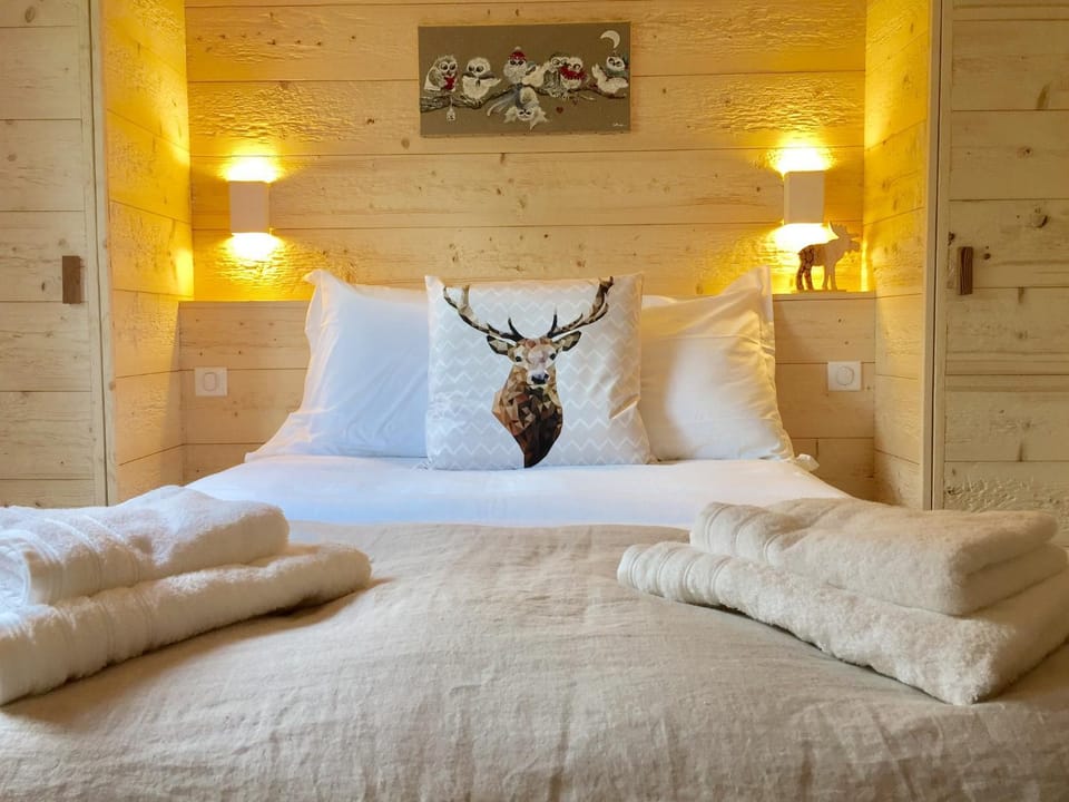 Bed, Photo of the whole room, Bedroom, towels