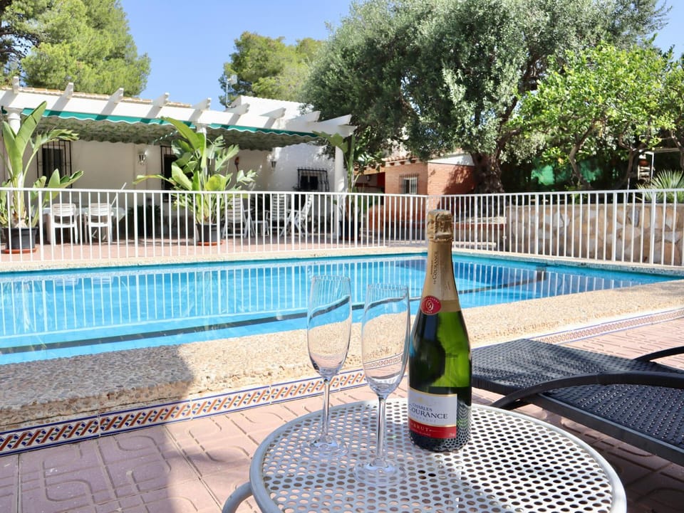 Villa con jardín y piscina privada House in Alacantí