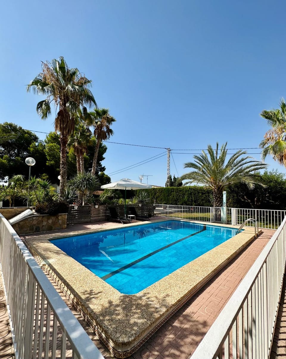 Villa con jardín y piscina privada House in Alacantí