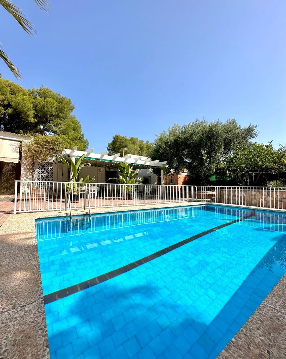 Villa con jardín y piscina privada House in Alacantí