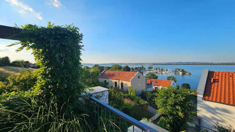 Apartmán Pálava 1 s terasou a výhledem na jezero Apartment in South Moravian Region