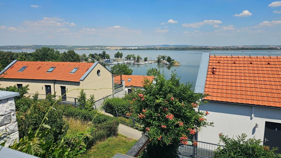 Apartmán Pálava 1 s terasou a výhledem na jezero Apartment in South Moravian Region
