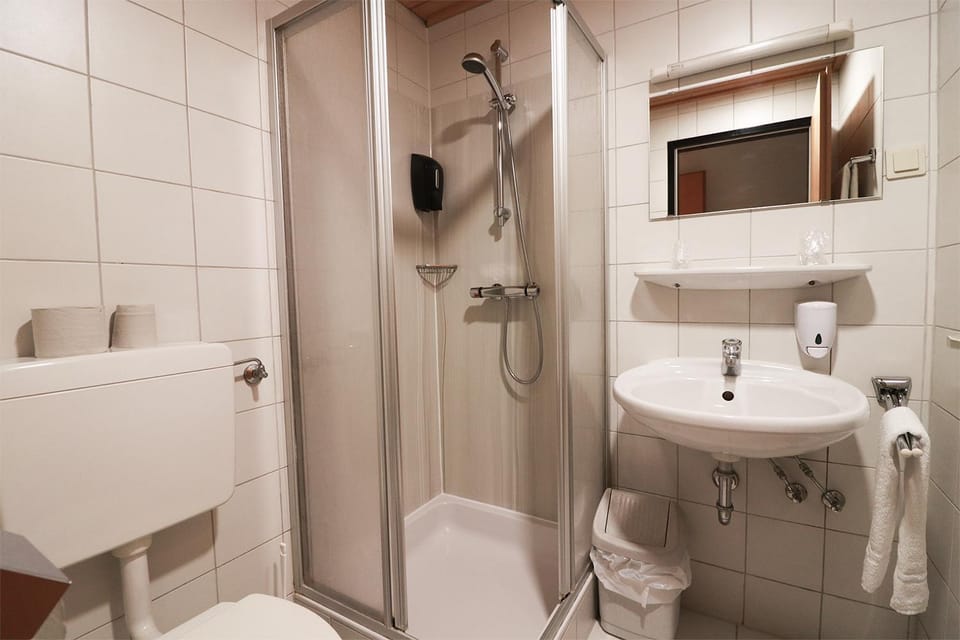 Shower, Toilet, Bathroom, towels