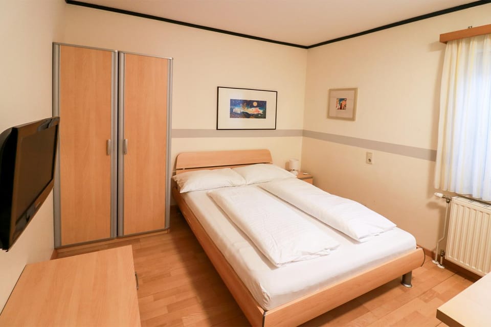 Bed, TV and multimedia, Photo of the whole room, Bedroom, wardrobe