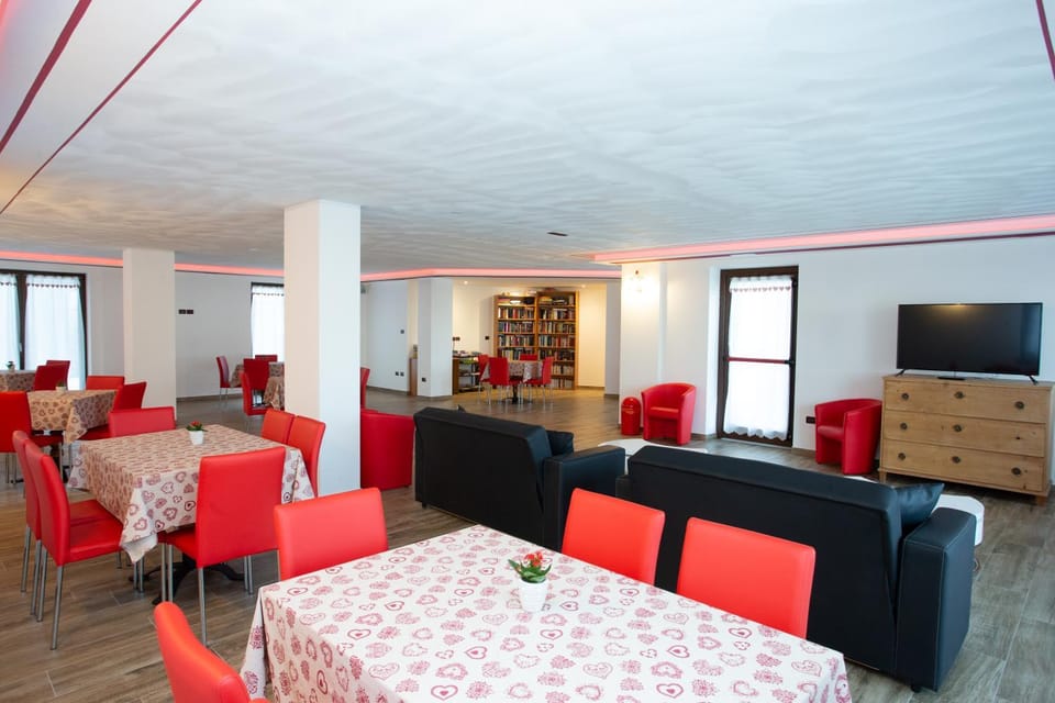 Communal lounge/ TV room