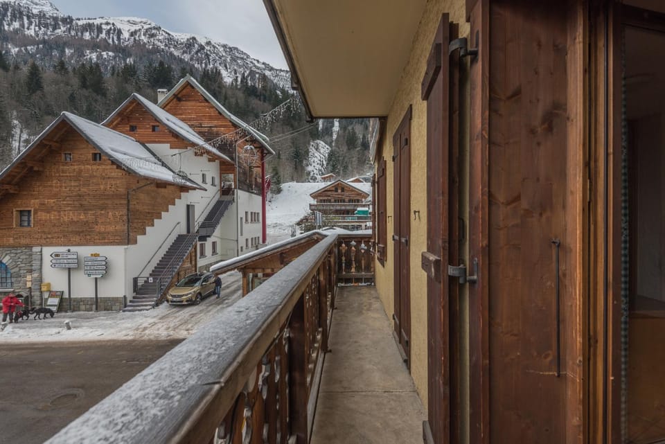Balcony/Terrace, Mountain view