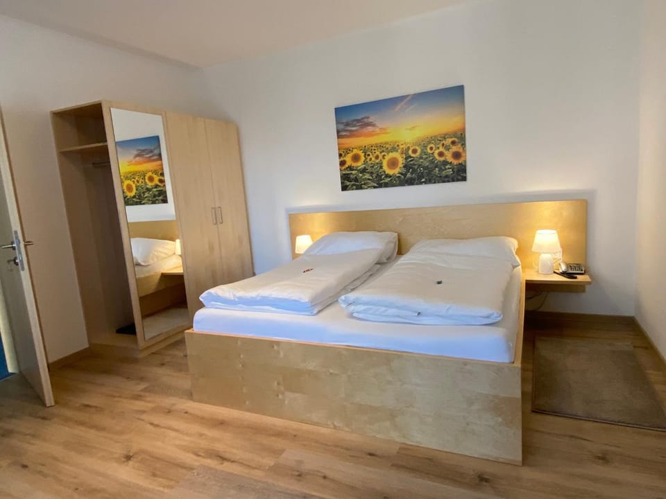 Bed, Photo of the whole room, wardrobe