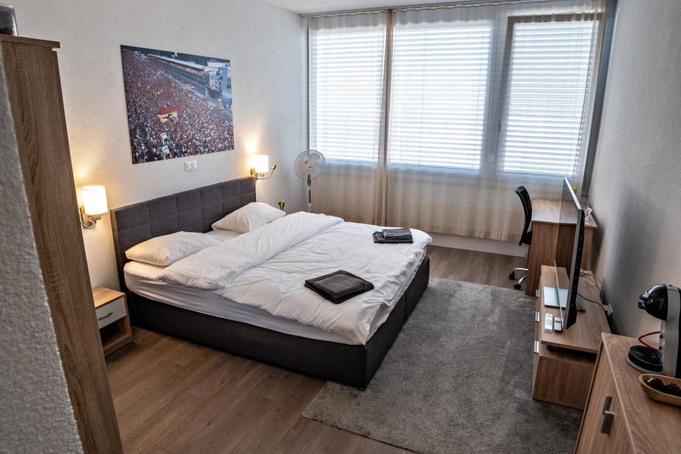 Bed, TV and multimedia, Photo of the whole room, Bedroom, towels