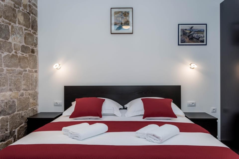 Bed, Photo of the whole room, Bedroom, towels