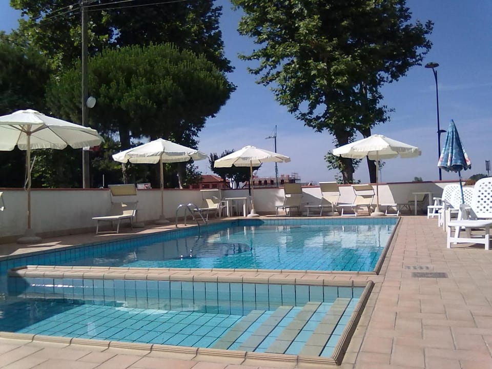 Swimming pool, sunbed