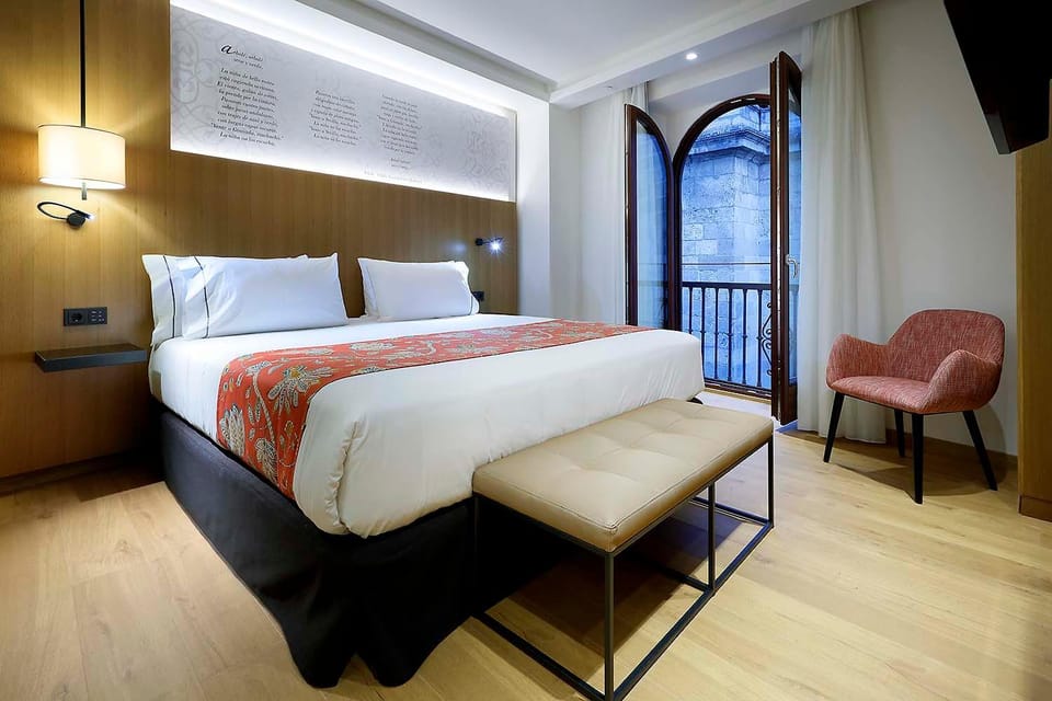 Photo of the whole room, City view, Landmark view