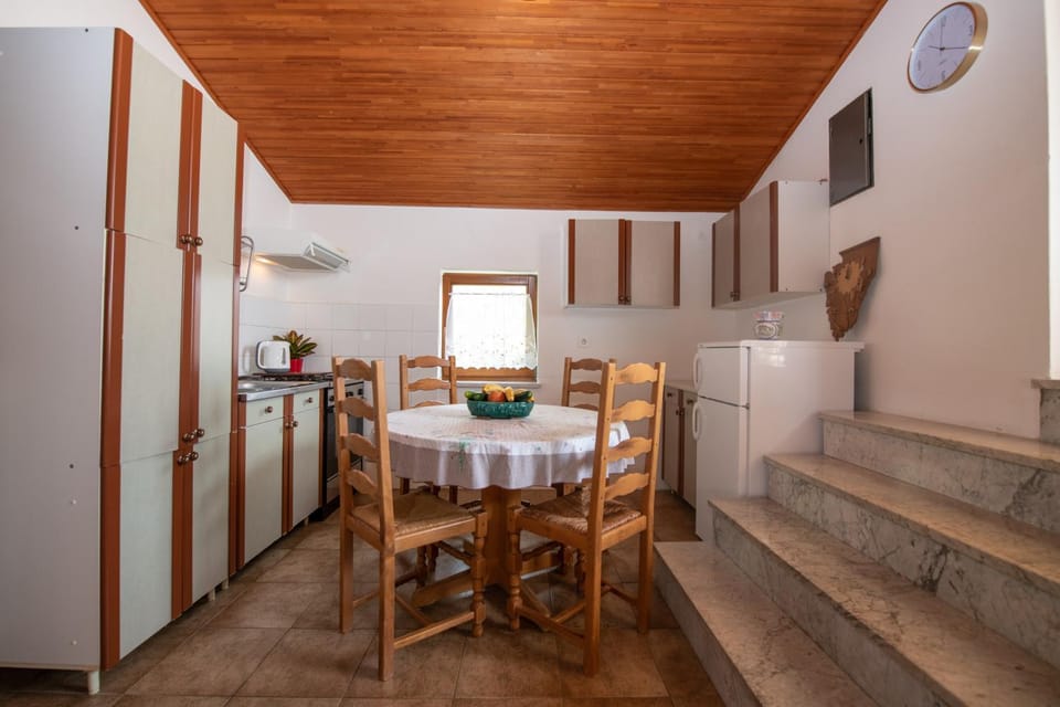 Coffee/tea facilities, Kitchen or kitchenette, Seating area, Dining area