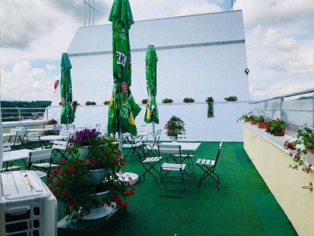 Restaurant/places to eat, Balcony/Terrace