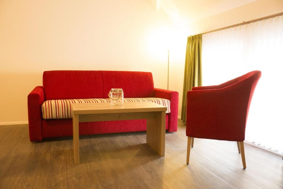Photo of the whole room, Seating area