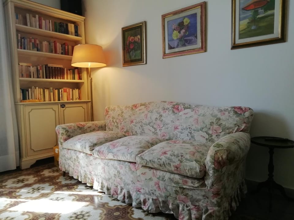 Library, Living room