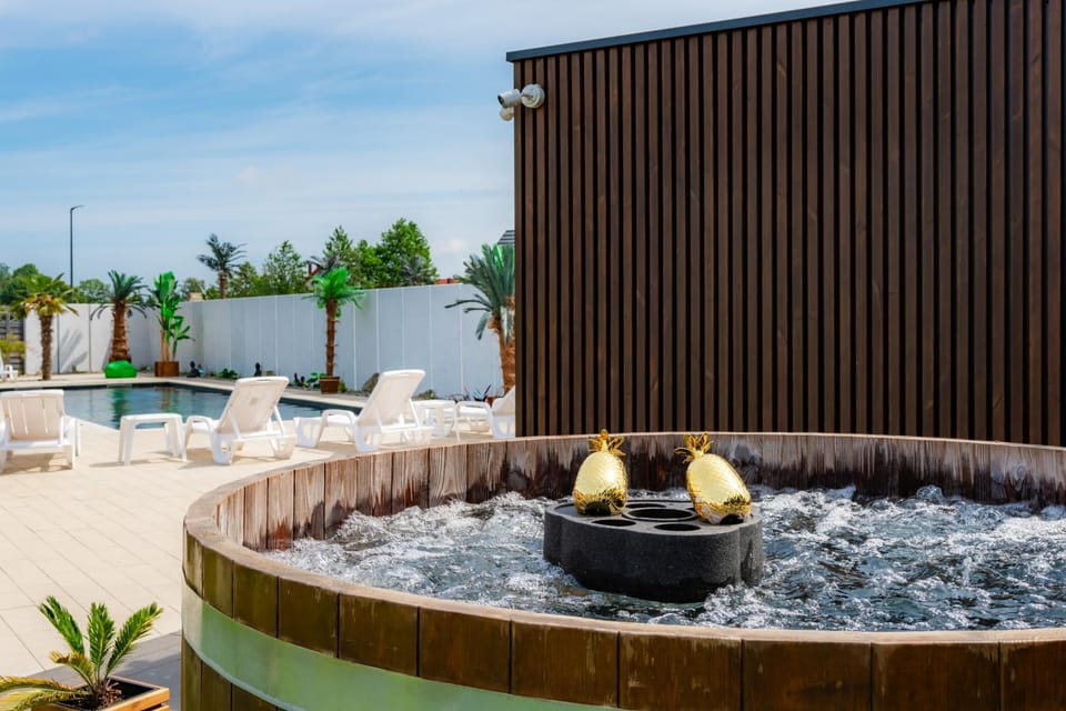 Natural landscape, Hot Tub, Pool view, Swimming pool