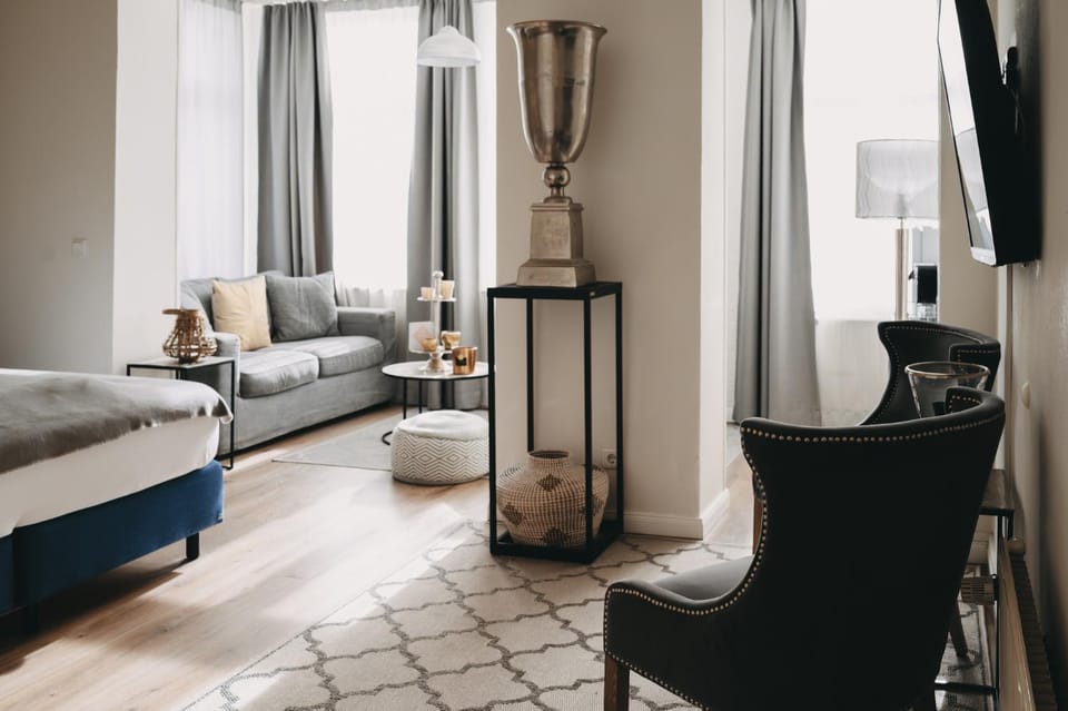 Bed, Photo of the whole room, Seating area