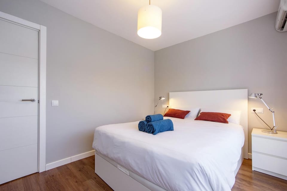 Photo of the whole room, Bedroom