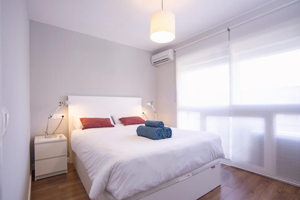 Photo of the whole room, Bedroom