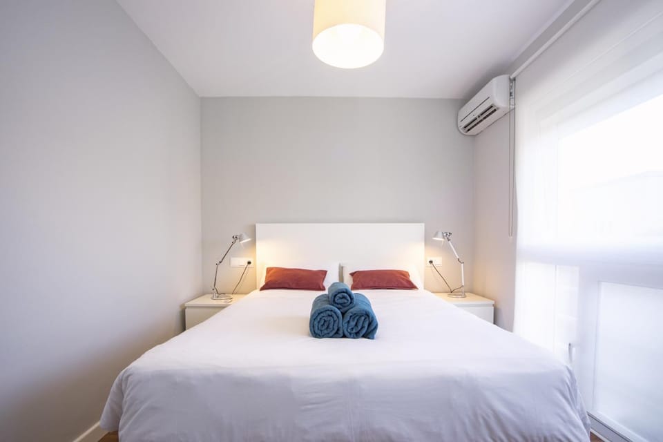 Photo of the whole room, Bedroom