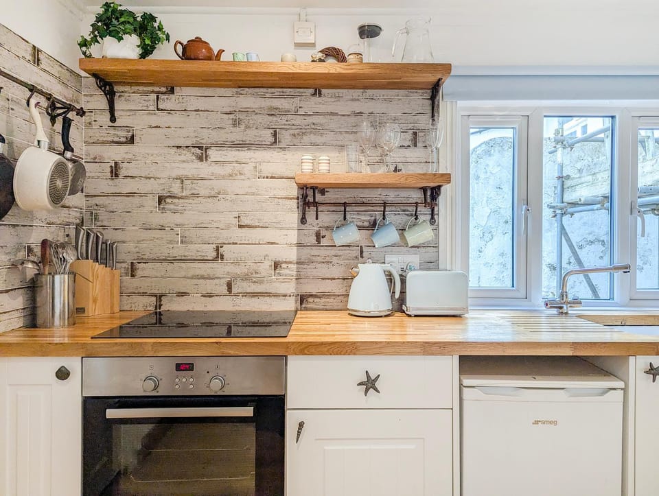 Kitchen or kitchenette, kitchen